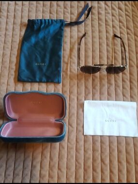 Gucci Men's Sunglasses with Teal Velvet Case and Brown Interior